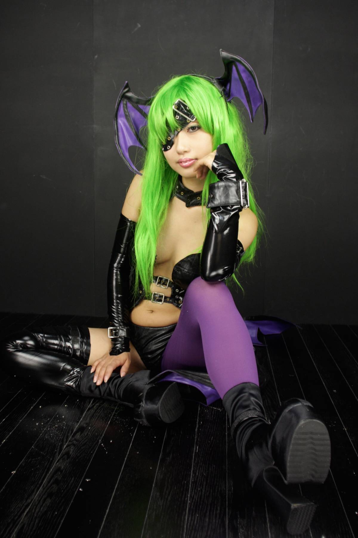 [Cosplay]  Darkstalkers  Morrigan with great body in latex